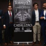 Imagen del alcalde de Torrejón de Ardoz, Ignacio Vázquez Casavilla, el diestro Gonzalo Caballero, Felipe Juan Froilán y el periodista David Casas junto al cartel del festejo bénefico