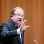 El presidente de la Junta, Juan Vicente Herrera, interviene en e pleno de ayer en las Cortes
