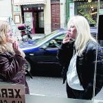 Dos mujeres fuman en el exterior de un bar de Salamanca