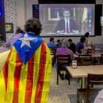 Un independentista escucha por televisión el mensaje del Rey Felipe VI del pasado martes