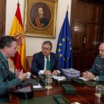 El ministro del Interior, Juan Ignacio Zoido, se ha reunido esta mañana en la sede del Ministerio con el teniente general de la Guardia Civil, Laurentino Ceña y el general jefe de Policía Judicial de la Guardia Civil, Pedro Ortega, para tratar sobre el dispositivo desplegado y analizar la información policial que ha propiciado la detención del principal sospechoso del asesinato de Diana Quer