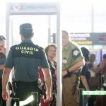 Agentes de la Guardia Civil custodian los accesos a las puertas de embarque en el aeropuerto de Barcelona