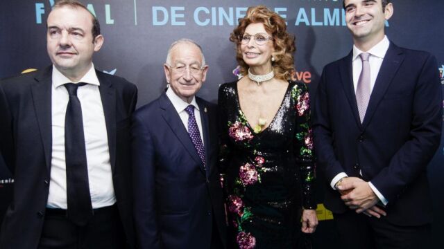 Sofía Loren posa con el director del festival, Enrique Iznaola (i); el presidente de la Diputación de Almería, Gabriel Amat (2-i); y el alcalde de la ciudad, Ramón Fernández-Pacheco