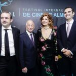 Sofía Loren posa con el director del festival, Enrique Iznaola (i); el presidente de la Diputación de Almería, Gabriel Amat (2-i); y el alcalde de la ciudad, Ramón Fernández-Pacheco