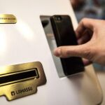 Persona utilizando bitcoins en un cajero