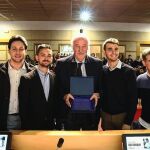 La Junta Directiva de la AEPD-UCM junto a Vicente del Bosque