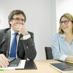 El expresidente Carles Puigdemont junto a la diputada Elsa Artadi en la reunión que JxCat organizó el sábado en Berlín con todo el grupo parlamentario / Ap