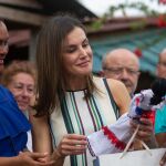 Dos mujeres de República Dominicana regalan una muñeca a la Reina/Ap