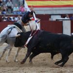 Leonardo Hernández colocando una banderilla, ayer, en Las Ventas