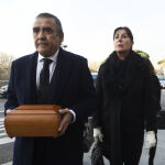 Jaime y Carmen Martínez Bordiú durante el entierro de Carmen Franco en Madrid. GTres Online