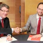 Álvaro Nadal y Antonio Hernando, ayer tras alcanzar el acuerdo