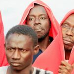 Un grupo de «sin papeles» reciben mantas y asistencia tras ser rescatados por Salvamento Marítimo, ayer