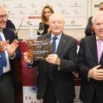 Los hermanos Benjamín y Manuel Pérez Pascuas, reciben de manos del presidente de la Diputación de Valladolid, Jesús Julio Carnero, el Premio a toda una vida dedicada al mundo del vio, de la Fundación UEMC, durante la clausura del curso «El vino y la cocina» en Peñafiel