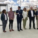 El consejero de Fomento y Medio Ambiente, Juan Carlos Suárez-Quiñones; la presidenta de la Diputación Provincial, Ángeles Armisén; y el alcalde de Paredes de Nava, Luis Antonio Calderón, visitan el centro