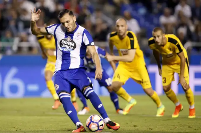 2-1. El Deportivo inflige al Eibar su primera derrota en un estreno en Primera 2-1. El Deportivo inflige al Eibar su primera derrota en un estreno en Primera
