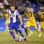 El delantero del Deportivo Lucas Pérez transforma de penalti el gol de la victoria frente al Eibar, durante el partido de la primera jornada de Liga en Primera División