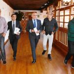 El presidente de la Diputación de Valladolid, Jesús Julio Carnero, firma con los sindicatos el acuerdo para el personal funcionario y el convenio para el laboral