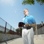 El capitán Duque en la calle de Valdemoro que llevará su nombre en homenaje a su trabajo al servicio de los vecinos de Valdemoro y del Colegio de Guardias jóvenes