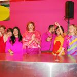 Ágatha –en la imagen con amigos y clientes–, tiene expuesto un vestido con la bandera de España en su tienda de Serrano