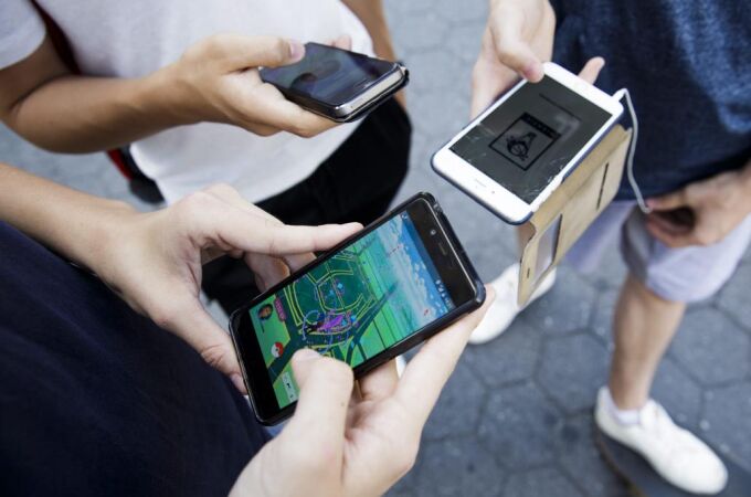 El lanzamiento de Pokémon Go ha disparado las alertas de adicciones a videojuegos. En la imagen, tres usuarios de móvil con el juego en el centro de Nueva York