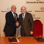 El presidente de la Diputación de Valladolid, Jesús Julio Carnero, y el presidente de la Fundación Banco de Alimentos, Jesús Mediavilla, firman una adenda al convenio suscrito el pasado mes de junio