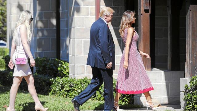 Desconocidos lanzaron pintura roja contra la fachada de un campo de golf del presidente en Florida. En la imagen, el presidente y su esposa acuden ayer a misa en Palm Beach