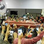 «Alan dignidad» Los fieles del político peruano se concentraron ayer en la sede del partido Apra en Lima para velar el cuerpo. Foto: Reuters