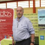 El exseleccionador español de fútbol, Vicente del Bosque, durante la visita que ha realizado a un campus de fútbol para niños que lleva su nombre, el día 18 en Salamanca