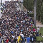 Miles de asistentes a la espera de entrar en el recinto