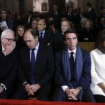El expresidente del Gobierno José María Aznar y su esposa Ana Botella junto al presidente del Senado, Pío García-Escudero (2i) y el senador Pedro Agramunt durante la misa funeral por la exalcaldesa de Valencia Rita Barberá