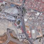 El punto del accidente, la N-220, a su paso por el aeropuerto de Manises (LA RAZÓN)