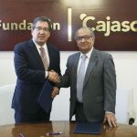 Antonio Pulido estrecha la mano de Juan Manuel Suárez Japón