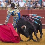 El diestro alicantino José María Manzanares, en su faena con la muleta durante la corrida celebrada esta tarde en la Maestranza de Sevilla, compartiendo cartel con el francés Sebastián Castella y López Simón, lidiando reses de los Hermanos García Jiménez-Olga Jiménez