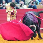 Eduardo Gallo da un derechazo al tercero, que se empleó más que el resto de sus hermanos