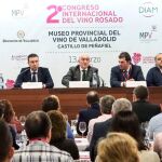 El presidente de la Diputación de Valladolid, Jesús Julio Carnero, inaugura el Congreso junto a Roberto Díez, alcalde de Peñafiel; David Palacios, Santiago Mora, Enrique Pascual y Pablo Martín, entre otros