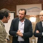 El consejero de Fomento, Juan Carlos Suárez-Quiñones; el alcalde, Óscar Puente, y el presidente de Adif, Juan Bravo, conversan antes de la reunión de la Sociedad Valladolid Alta Velocidad
