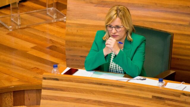 La Razón. La portavoz del PP, Mari Carmen Contelles, insiste en que ambos consejeros están imputados y advierte de que hay informes que aseguran que es incompatible con su cargo de consejeros en Divalterra