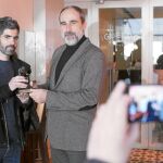 Mariano Quirós, la semana pasada, recibiendo el Premio Tusquets de manos del editor Juan Cerezo