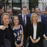 El presidente del Gobierno y del PP, Mariano Rajoy (c), junto a Marimar Blanco (3d), el secretario general del PP en Euskadi, Iñaki Oyarzaba (2d), el vicesecretario general del partido, Javier Maroto (d), y el parlamentario vasco Borja Sémper (i)