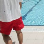 Un soccorsa en una piscina comunitaria