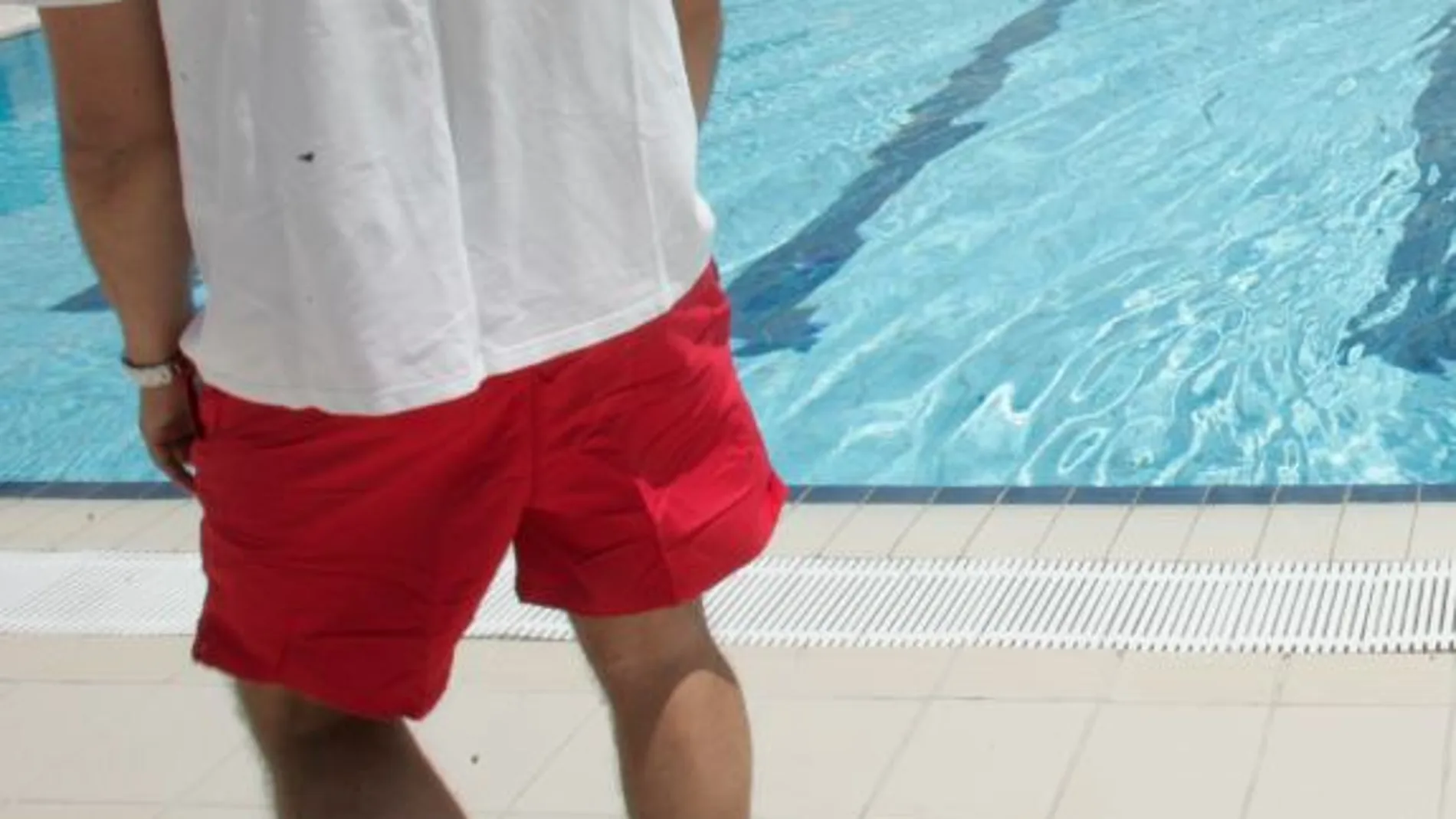 Un soccorsa en una piscina comunitaria
