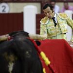 El diestro David Mora durante la lidia de segundo toro