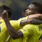 El delantero francés del Villarreal Bakambu (d) es felicitado por sus compañeros tras marcar el segundo gol ante la UD Las Palmas