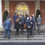El presidente del Gobierno en funciones, Mariano Rajoy, junto a sus ministros en Moncloa