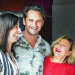 La directora Marina Seresecky junto a Asier Etxendia y Carmen Machi.