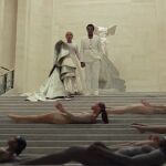 Beyoncé y Jay-Z frente a la Victoria de Samotracia, en el Louvre