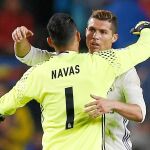 Keylor Navas y Cristiano Ronaldo se abrazan al final del partido sobre el césped del Camp Nou