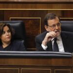 El presidente del Gobierno en funciones, Mariano Rajoy, acompañado por la vicepresidenta, Soraya Sáenz de Santamaría
