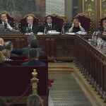 Imagen tomada de la señal institucional del Tribunal Supremo de los jueces, los procesados y la acusación durante la segunda jornada del juicio del "procés"