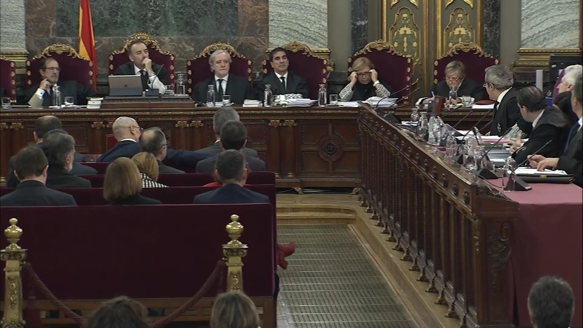 Imagen tomada de la señal institucional del Tribunal Supremo de los jueces, los procesados y la acusación durante la segunda jornada del juicio del "procés"
